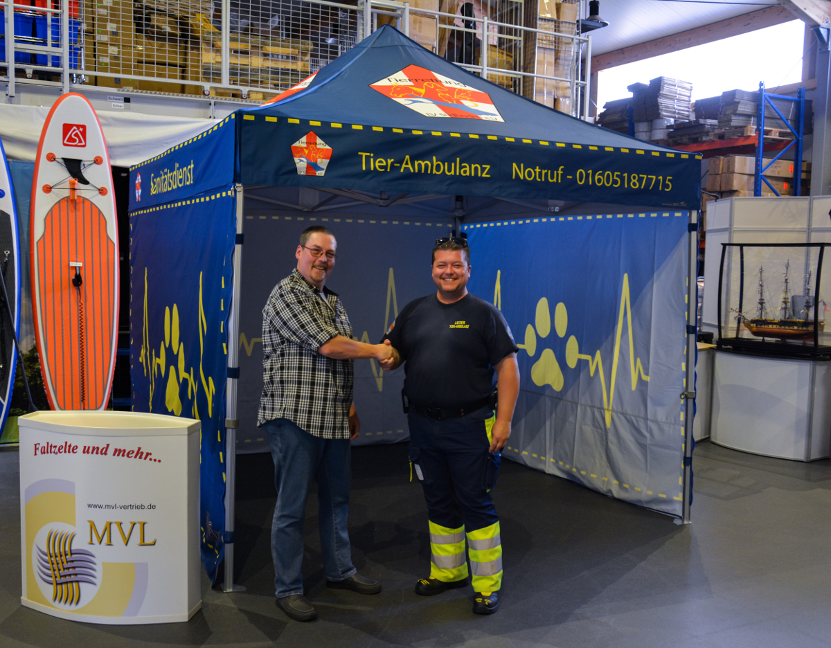 Übergabe eines Faltzeltes an Tierrettung LV Südbaden e. V.