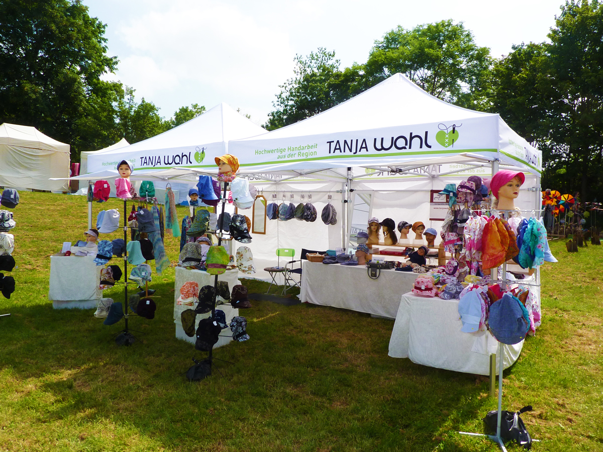 Marktstand mit Faltpavillon – rechts Bild