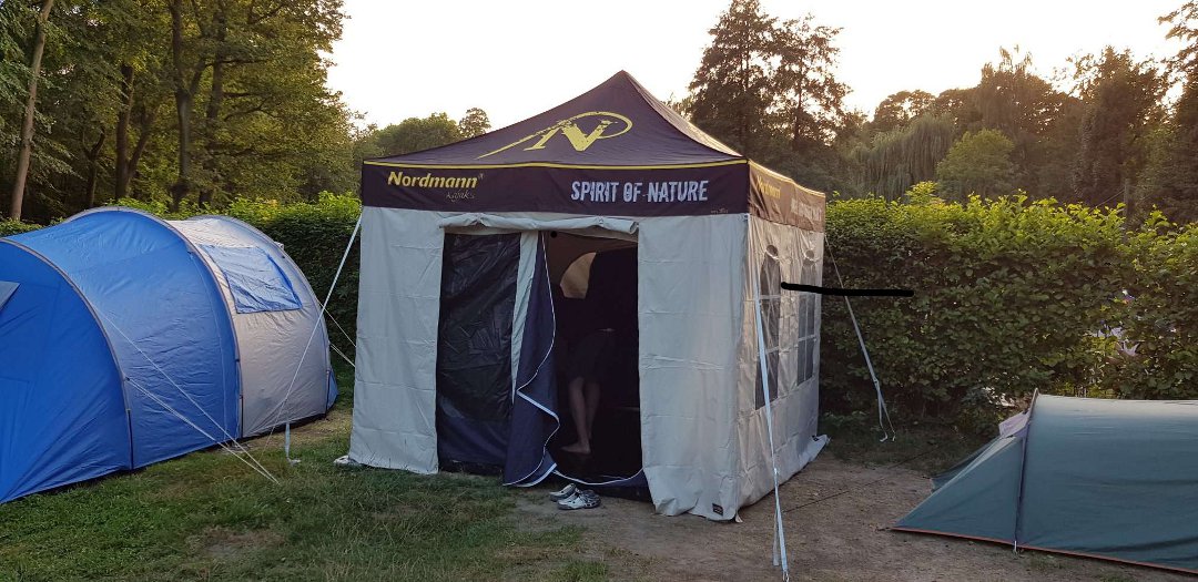 Ein Faltzelt beim Camping :: Profi-Faltzelt.de